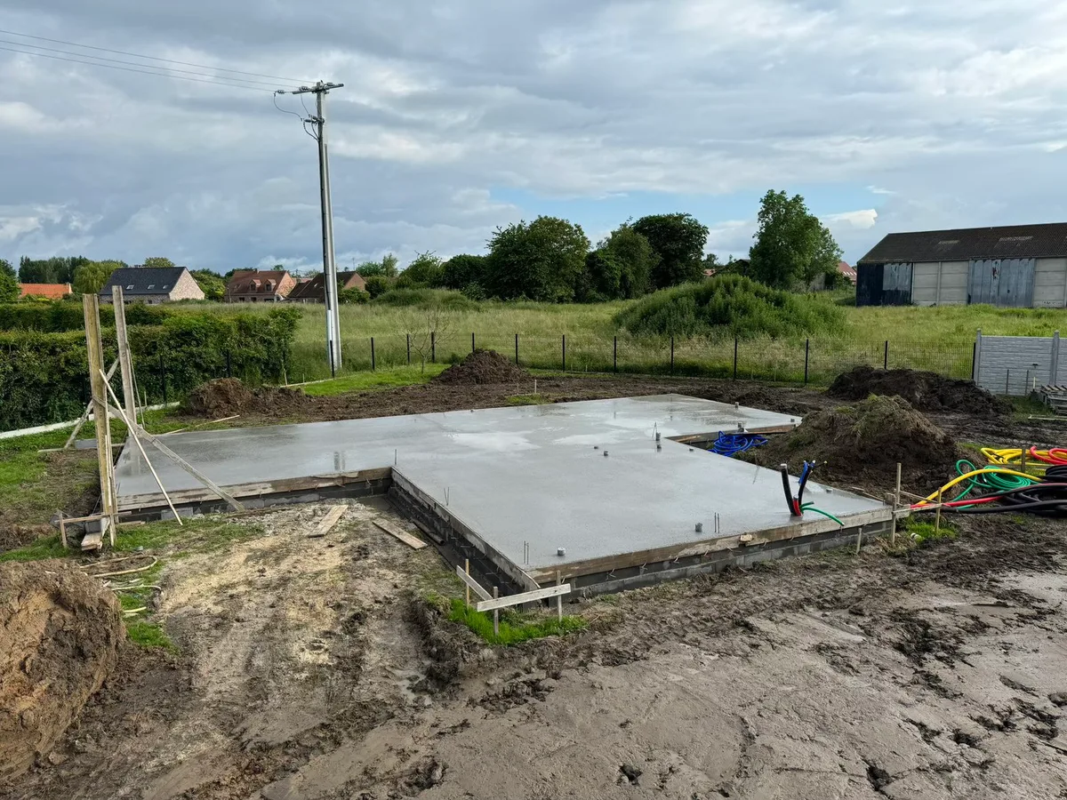 Dalle de la maison neuve après sa réalisation