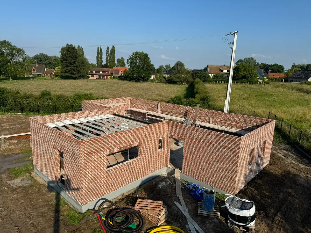 Murs en briques de la maison neuve en cours de construction