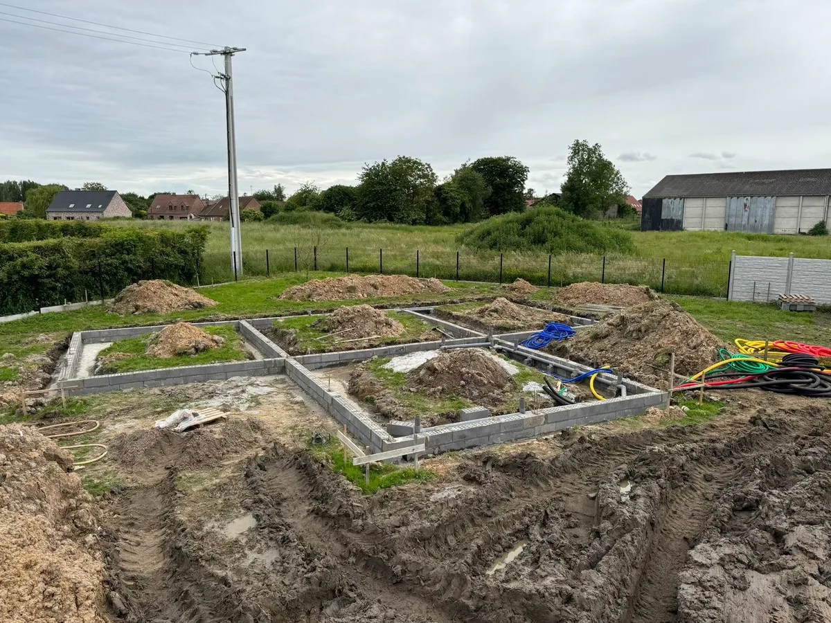 Fondations de la maison neuve en cours de réalisation