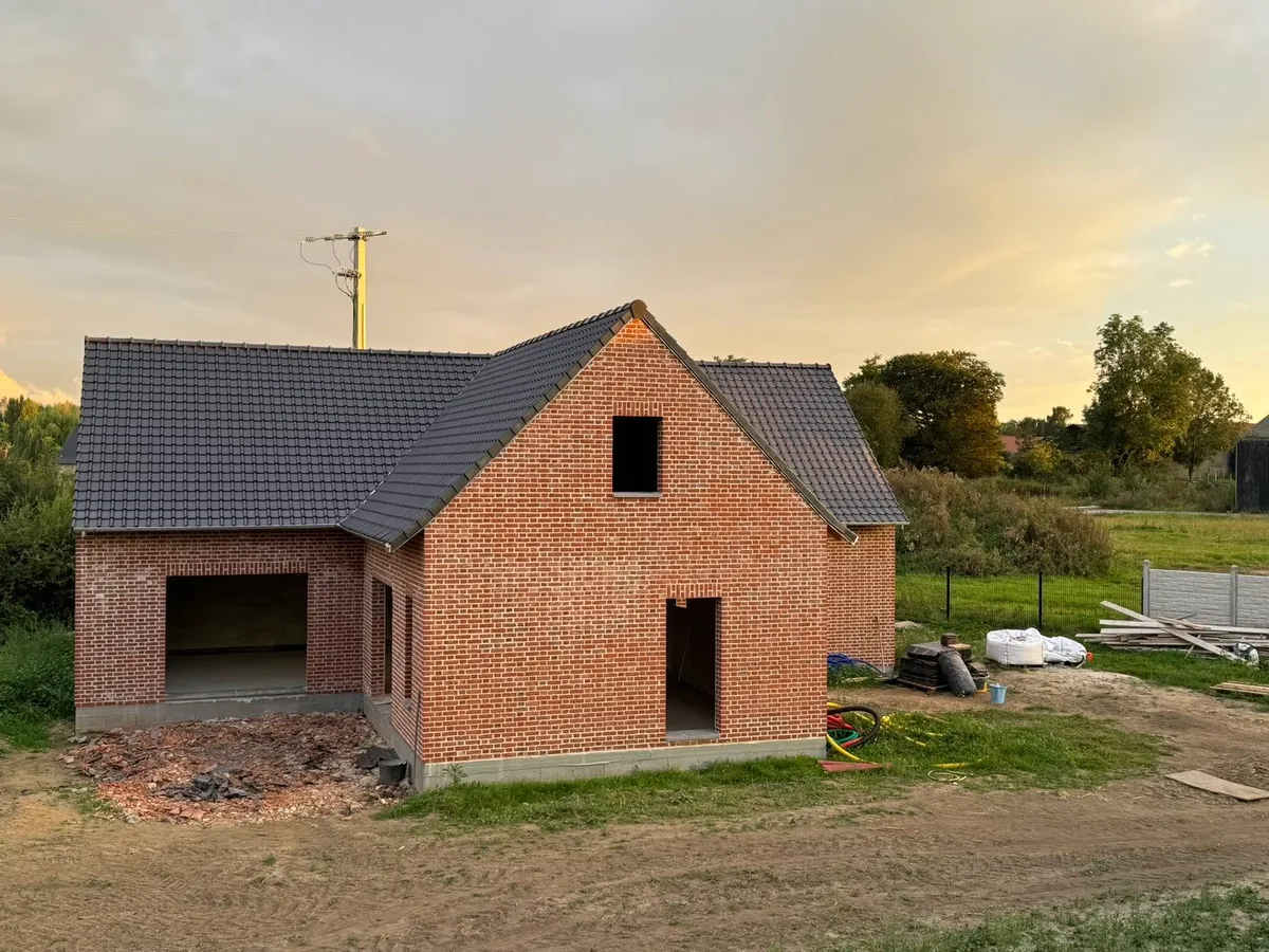 Maison neuve en brique avec sa toiture terminée