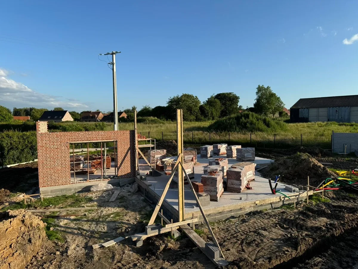 Début de la construction des murs en briques de la maison
