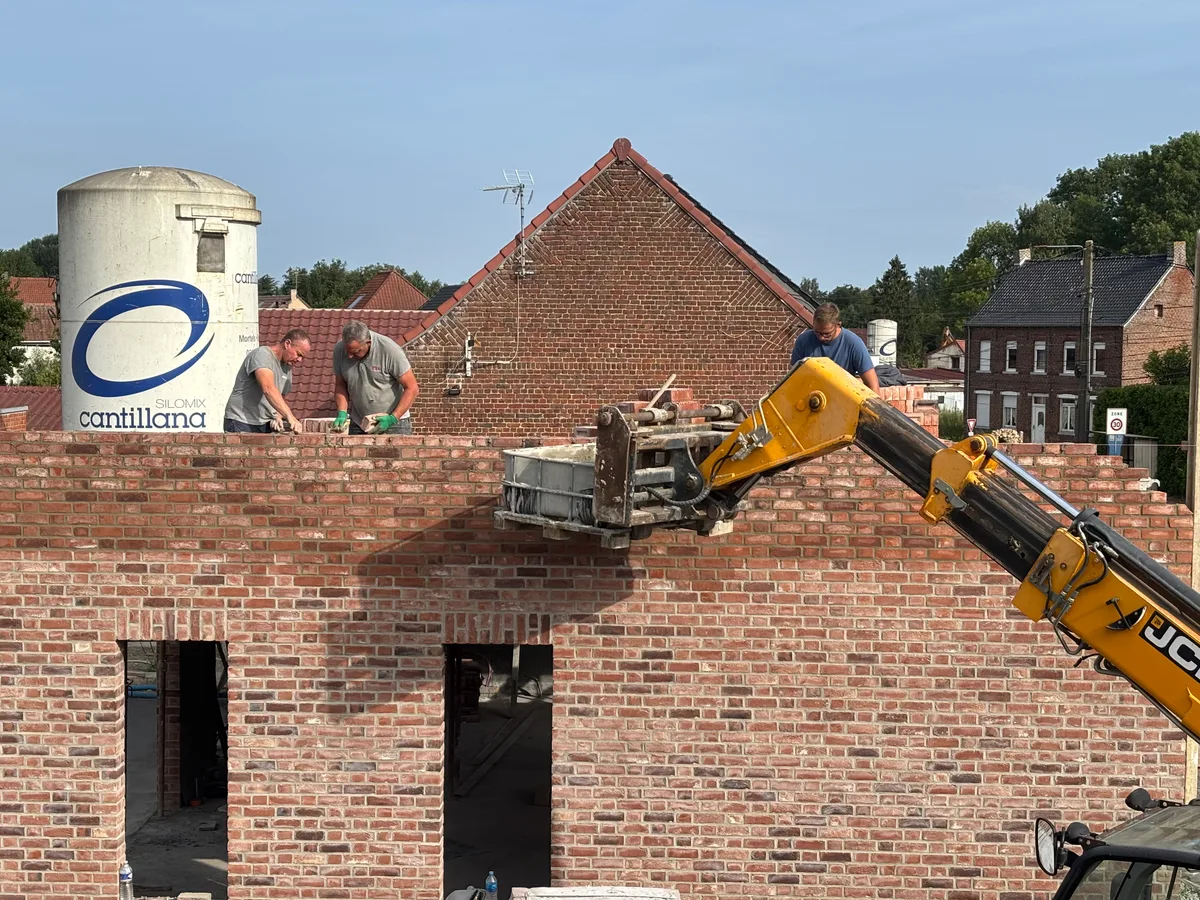 Chantier de construction d'une maison neuve en brique à Rumegies (Nord)