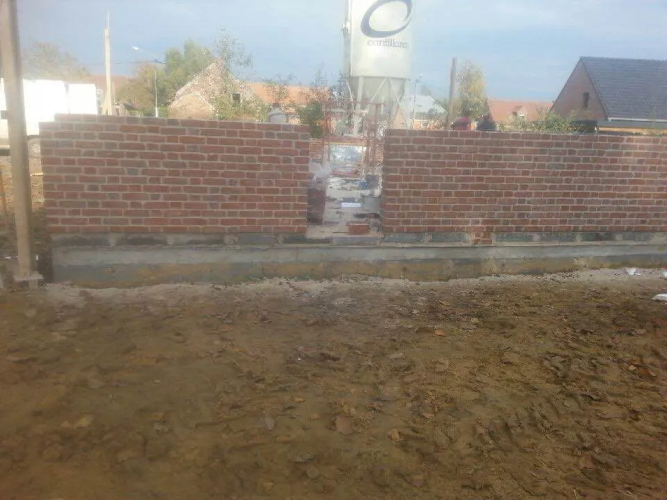Vue large murs brique Lamour avec échafaudages — maison neuve Aix-en-Pévèle Nord 59