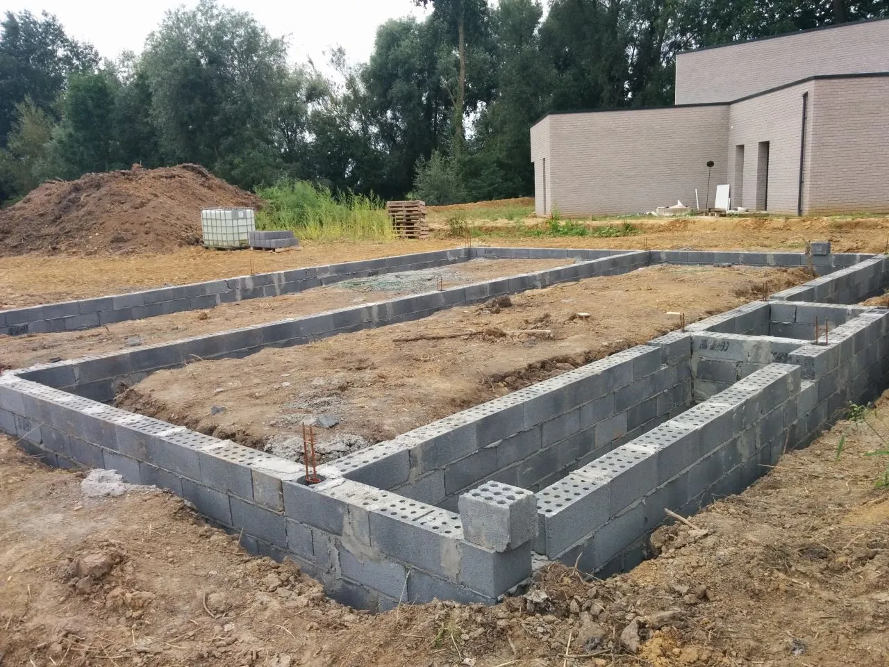 Vue d'ensemble périmètre fondations maison Aix-en-Pévèle Nord 59 — emprise de la future maison
