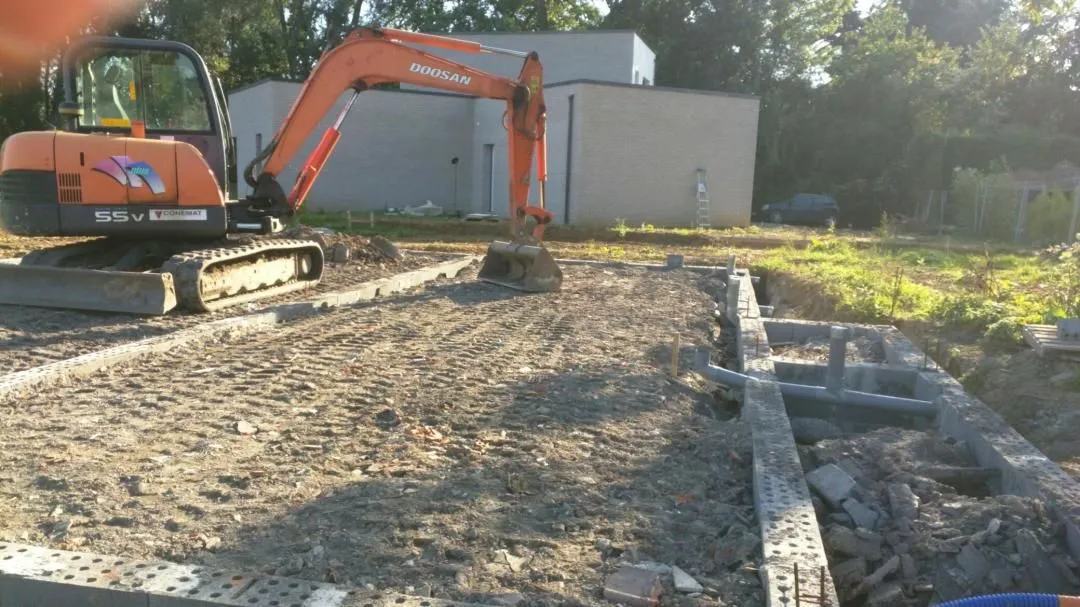 Remblayage vue complémentaire chantier Aix-en-Pévèle — terrain nivelé avant coulage dalle