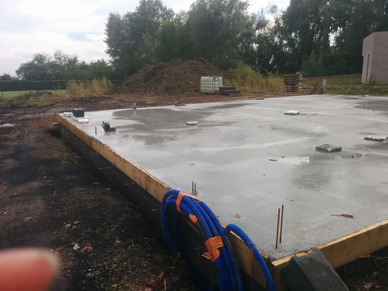 Dalle béton finie maison neuve Aix-en-Pévèle Nord 59 — surface lissée vue large, octobre 2015